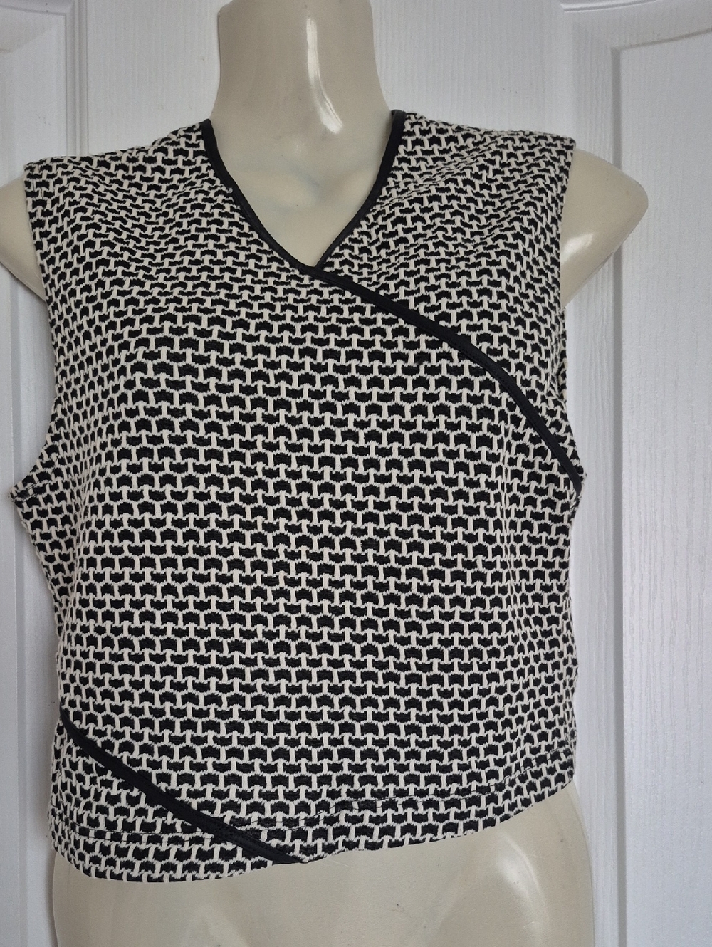 Design Lab Lord & Taylor Black and White Geometric Sleeveless Crop Top